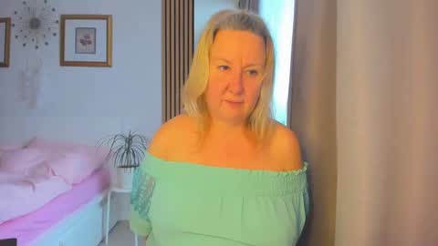 Snapshot of blonde_angel20 chatting on 01-20-25, 08:41 Nicole online show from 01-20-25, 08:41