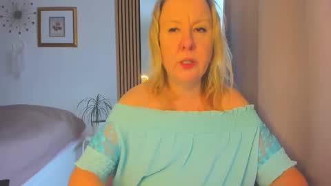 Snapshot of blonde_angel20 chatting on 01-21-25, 09:03 Nicole online show from 01-21-25, 09:03