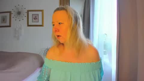 Snapshot of blonde_angel20 chatting on 01-27-25, 09:44 Nicole online show from 01-27-25, 09:44