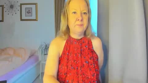 Snapshot of blonde_angel20 chatting on 02-09-25, 05:50 Nicole online show from 02-09-25, 05:50