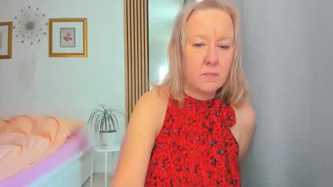 Snapshot of blonde_angel20 chatting on 02-09-25, 08:54 Nicole online show from 02-09-25, 08:54