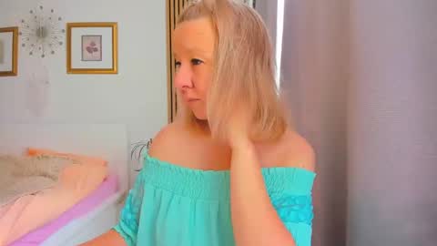 Snapshot of blonde_angel20 chatting on 02-24-25, 10:04 Nicole online show from 02-24-25, 10:04