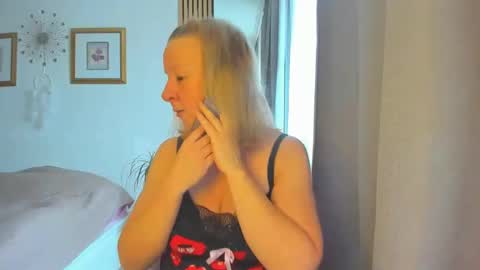 Snapshot of blonde_angel20 chatting on 03-03-25, 09:33 Nicole online show from 03-03-25, 09:33