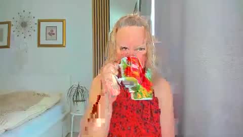 Snapshot of blonde_angel20 chatting on 03-10-25, 09:32 Nicole online show from 03-10-25, 09:32