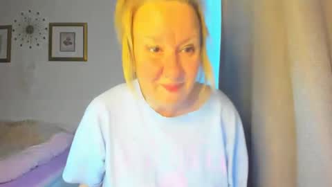 Snapshot of blonde_angel20 chatting on 03-11-25, 04:18 Nicole online show from 03-11-25, 04:18