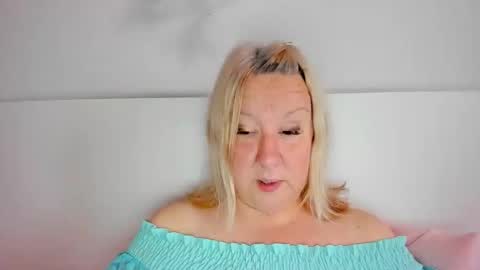 Snapshot of blonde_angel20 chatting on 10-16-25, 09:32 Nicole online show from 10-16-25, 09:32