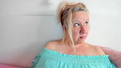 Snapshot of blonde_angel20 chatting on 10-19-25, 03:12 Nicole online show from 10-19-25, 03:12