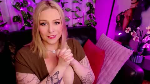 Snapshot of blondejj chatting on 11-05-25, 05:24 JJ online show from 11-05-25, 05:24