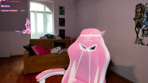 Elisa online show from 10-27-25, 06:17