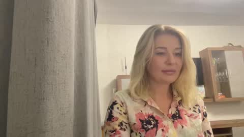 Snapshot of blondie_xoxoxo chatting on 09-16-25, 08:48 blondie_xoxoxo online show from 09-16-25, 08:48