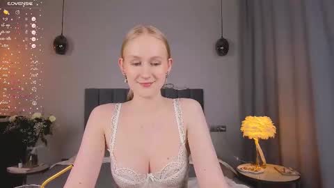 Snapshot of blondiemermaid chatting on 03-12-25, 09:35 Mia online show from 03-12-25, 09:35