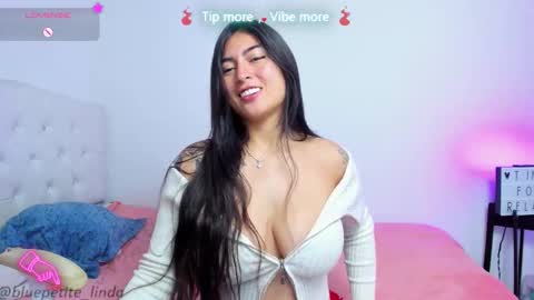 Snapshot of blue_petite chatting on 02-24-26, 07:23 Linda online show from 02-24-26, 07:23