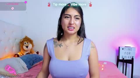 Snapshot of blue_petite chatting on 03-18-26, 04:32 Linda online show from 03-18-26, 04:32