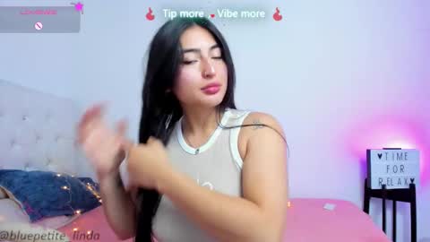 Snapshot of blue_petite chatting on 03-19-26, 04:00 Linda online show from 03-19-26, 04:00