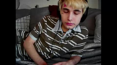 Snapshot of blue_w0rld chatting on 04-15-26, 05:36 SONNYVAN online show from 04-15-26, 05:36
