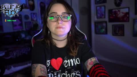 Snapshot of blueasfuck chatting on 01-01-25, 12:53 Blue online show from 01-01-25, 12:53