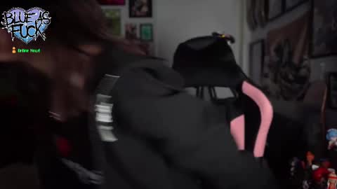 Snapshot of blueasfuck chatting on 10-08-25, 01:47 Blue online show from 10-08-25, 01:47