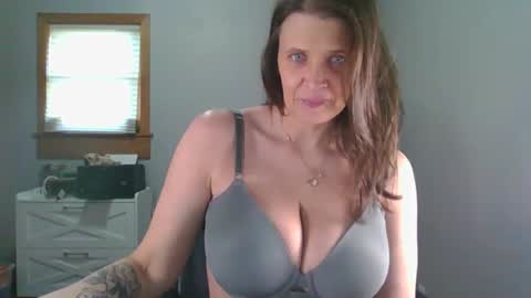 Snapshot of blueeyedddvixen chatting on 04-20-26, 01:36 BlueEyedDDVixen online show from 04-20-26, 01:36