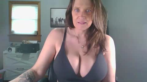 Snapshot of blueeyedddvixen chatting on 04-28-26, 01:16 BlueEyedDDVixen online show from 04-28-26, 01:16