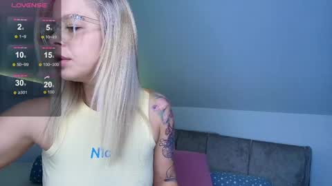 Snapshot of blueyeskate chatting on 05-20-26, 02:40 Kate online show from 05-20-26, 02:40
