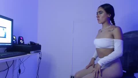 Bonnie online show from 11-25-25, 01:33