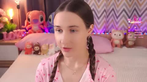 Snapshot of bonniedry chatting on 09-20-25, 01:17 Emma online show from 09-20-25, 01:17