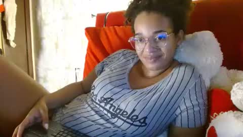 Snapshot of bonvivantb chatting on 12-18-24, 11:51 Queen Bon Vivantt online show from 12-18-24, 11:51