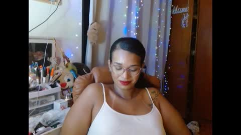 Snapshot of bonvivantb chatting on 02-25-25, 12:03 Queen Bon Vivantt online show from 02-25-25, 12:03
