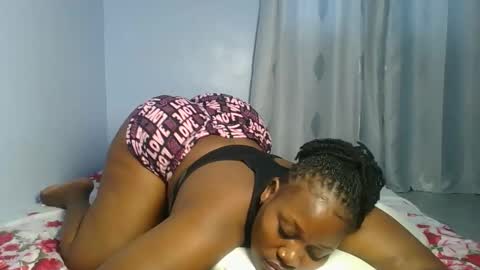 Snapshot of booty_panther chatting on 11-05-25, 08:25 sandrah online show from 11-05-25, 08:25