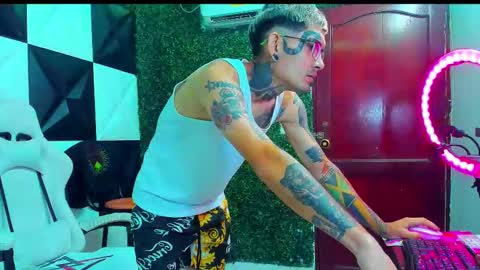 Snapshot of boy_tatto77 chatting on 03-10-26, 01:05 boy_tatto77 online show from 03-10-26, 01:05