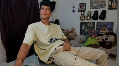 Snapshot of brandonstonexl chatting on 03-10-26, 11:32 Brandon Stone online show from 03-10-26, 11:32