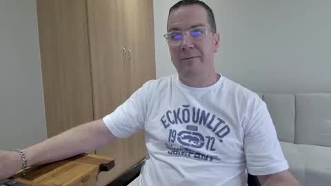 Snapshot of brettdj chatting on 12-17-25, 01:17 Brett online show from 12-17-25, 01:17