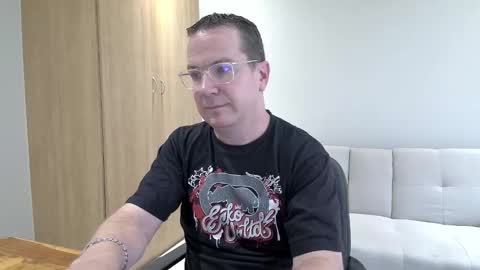 Snapshot of brettdj chatting on 01-06-26, 01:48 Brett online show from 01-06-26, 01:48