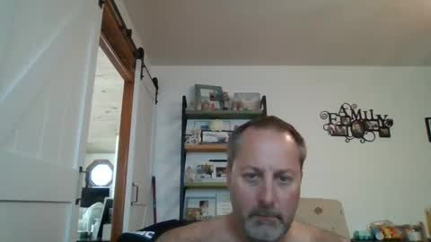 Snapshot of brettsky chatting on 10-08-25, 07:11 hey online show from 10-08-25, 07:11