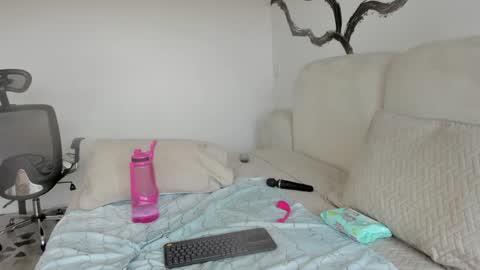 Snapshot of bridgetrodriguez chatting on 01-17-25, 06:23 online show from 01-17-25, 06:23