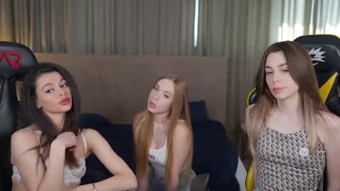 Snapshot of bright_diamonds_054 chatting on 03-10-25, 12:26 Diamonds Girls online show from 03-10-25, 12:26