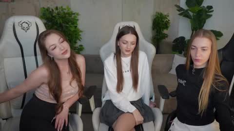 Snapshot of bright_diamonds_054 chatting on 09-08-25, 02:49 Diamonds Girls online show from 09-08-25, 02:49