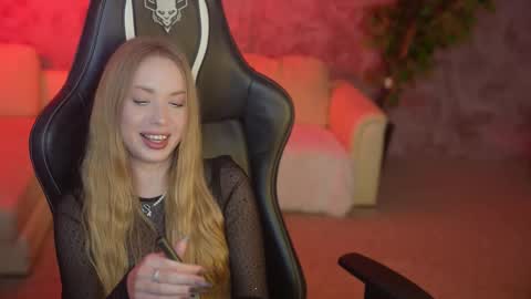 Snapshot of bright_diamonds_054 chatting on 09-19-25, 12:23 Diamonds Girls online show from 09-19-25, 12:23