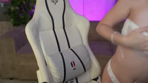 Snapshot of bright_diamonds_054 chatting on 09-28-25, 06:24 Diamonds Girls online show from 09-28-25, 06:24