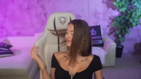 Snapshot of bright_diamonds_054 chatting on 10-04-25, 08:12 Diamonds Girls online show from 10-04-25, 08:12