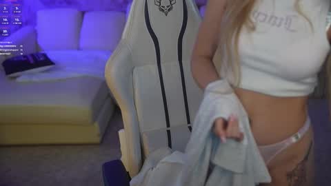 Snapshot of bright_diamonds_054 chatting on 10-11-25, 08:29 Diamonds Girls online show from 10-11-25, 08:29