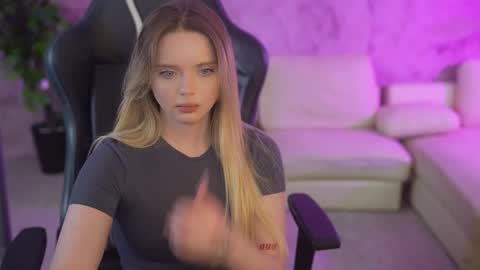 Snapshot of bright_diamonds_054 chatting on 10-17-25, 07:22 Diamonds Girls online show from 10-17-25, 07:22