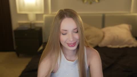 Snapshot of bright_diamonds_054 chatting on 10-25-25, 12:18 Diamonds Girls online show from 10-25-25, 12:18