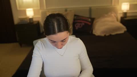 Snapshot of bright_diamonds_054 chatting on 10-27-25, 08:18 Diamonds Girls online show from 10-27-25, 08:18