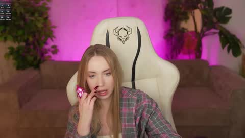 Snapshot of bright_diamonds_054 chatting on 10-27-25, 08:24 Diamonds Girls online show from 10-27-25, 08:24