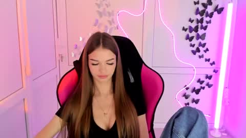 Snapshot of brooklunglow_ chatting on 07-24-26, 12:25 Vlada online show from 07-24-26, 12:25