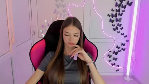 Snapshot of brooklunglow_ chatting on 07-29-26, 01:09 Vlada online show from 07-29-26, 01:09