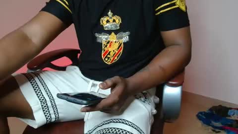 Snapshot of brown_king_00 chatting on 11-11-25, 12:38 brown_king_00 online show from 11-11-25, 12:38