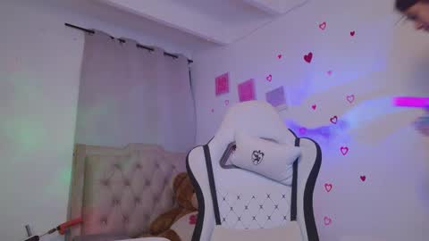 Snapshot of brunetteadams001 chatting on 03-25-26, 09:15 SARAH online show from 03-25-26, 09:15