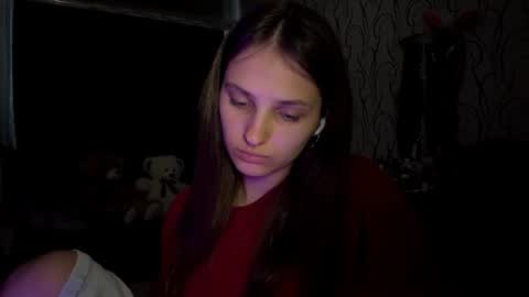 Snapshot of bunnytrussel chatting on 06-19-26, 05:12 Bella online show from 06-19-26, 05:12